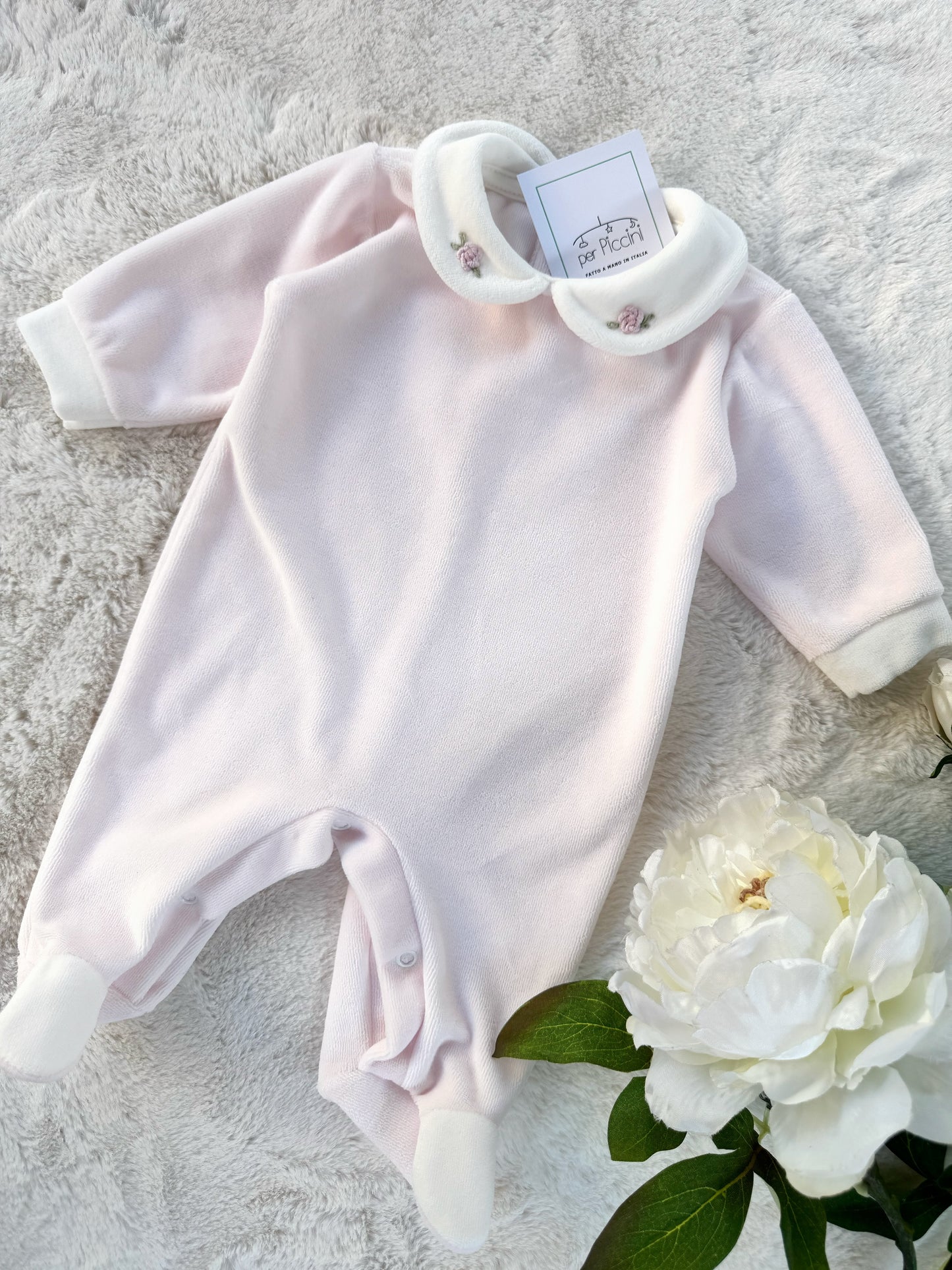 Tutina neonato in ciniglia rosa cipria personalizzabile con ricamo