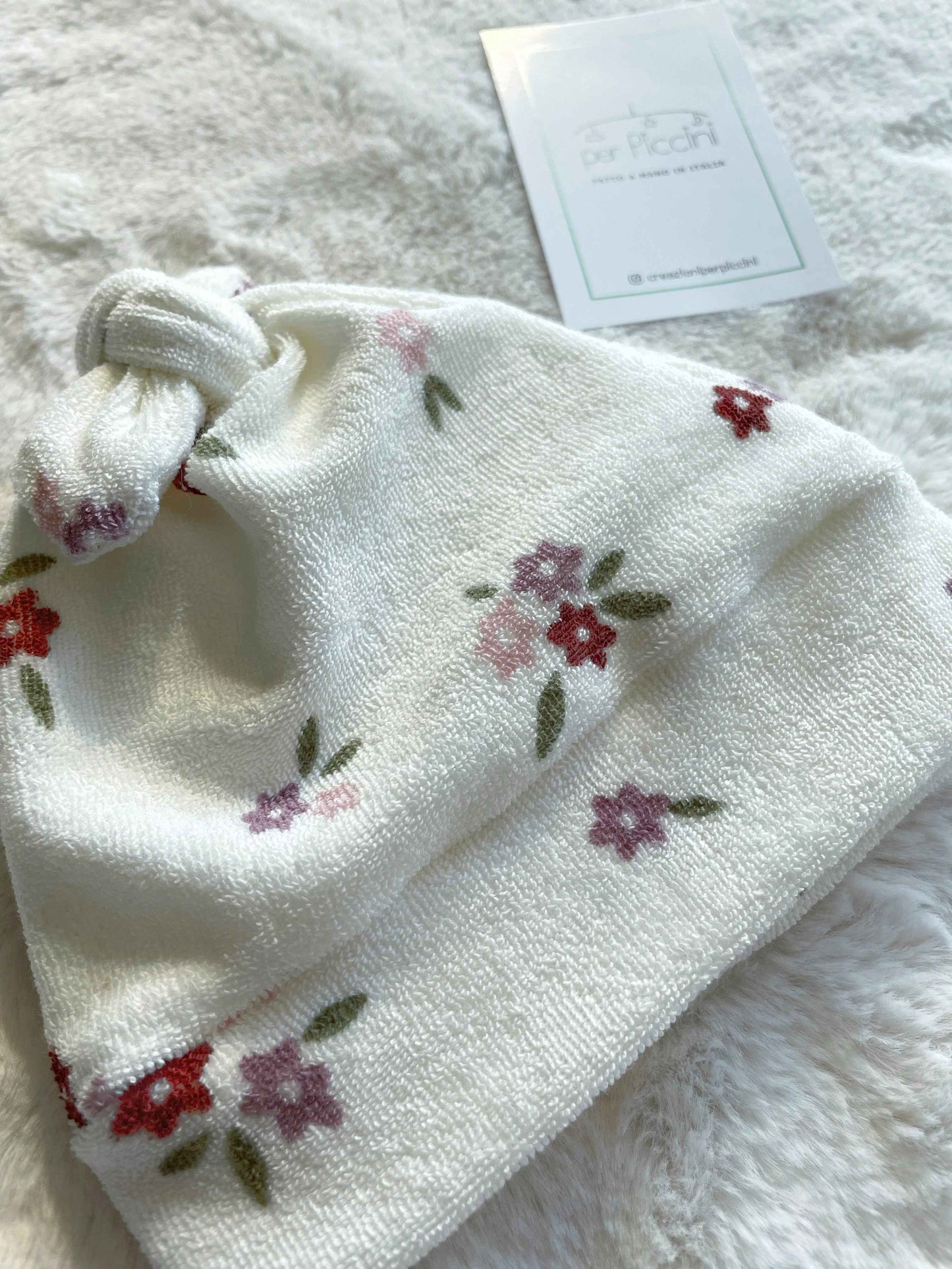 Cappellino neonato con nodo in spugna fantasia fiori
