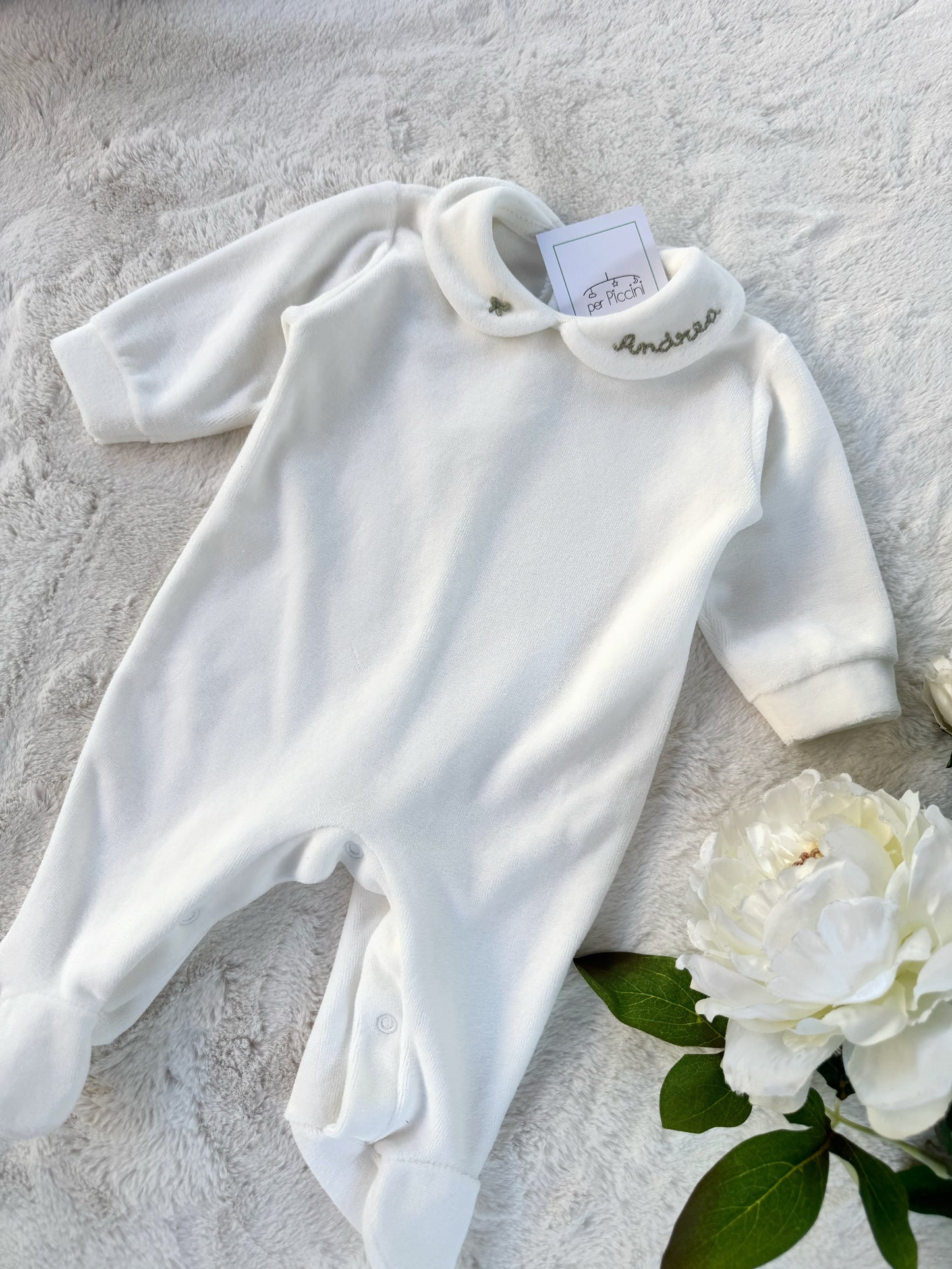 Tutina neonato in ciniglia bianco latte personalizzabile con ricamo