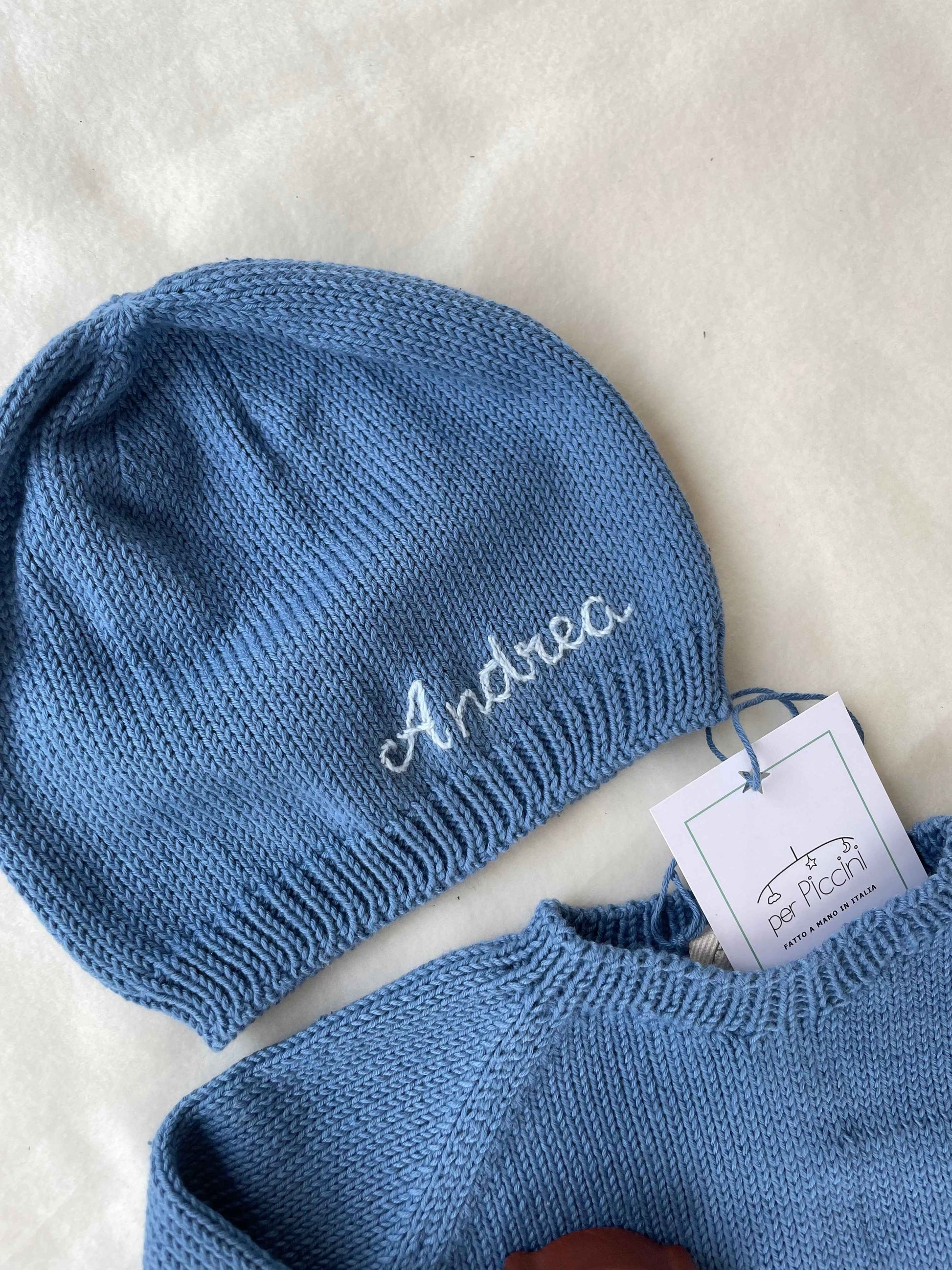 Cappellino in cotone con nome ricamato