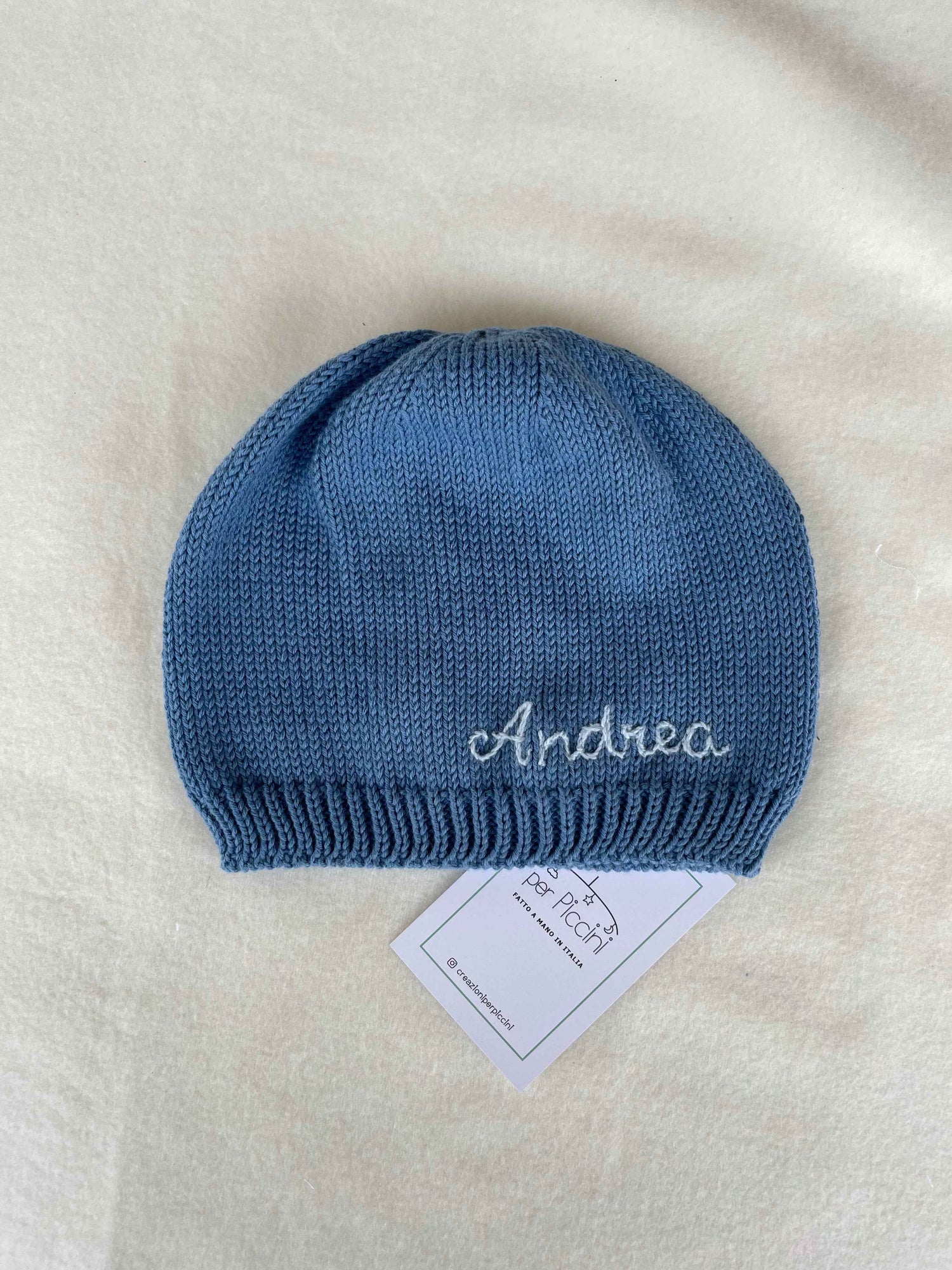 Cappellino in cotone con nome ricamato