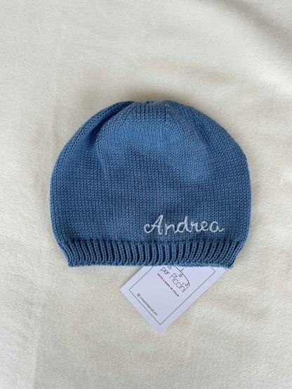 Cappellino in cotone con nome ricamato