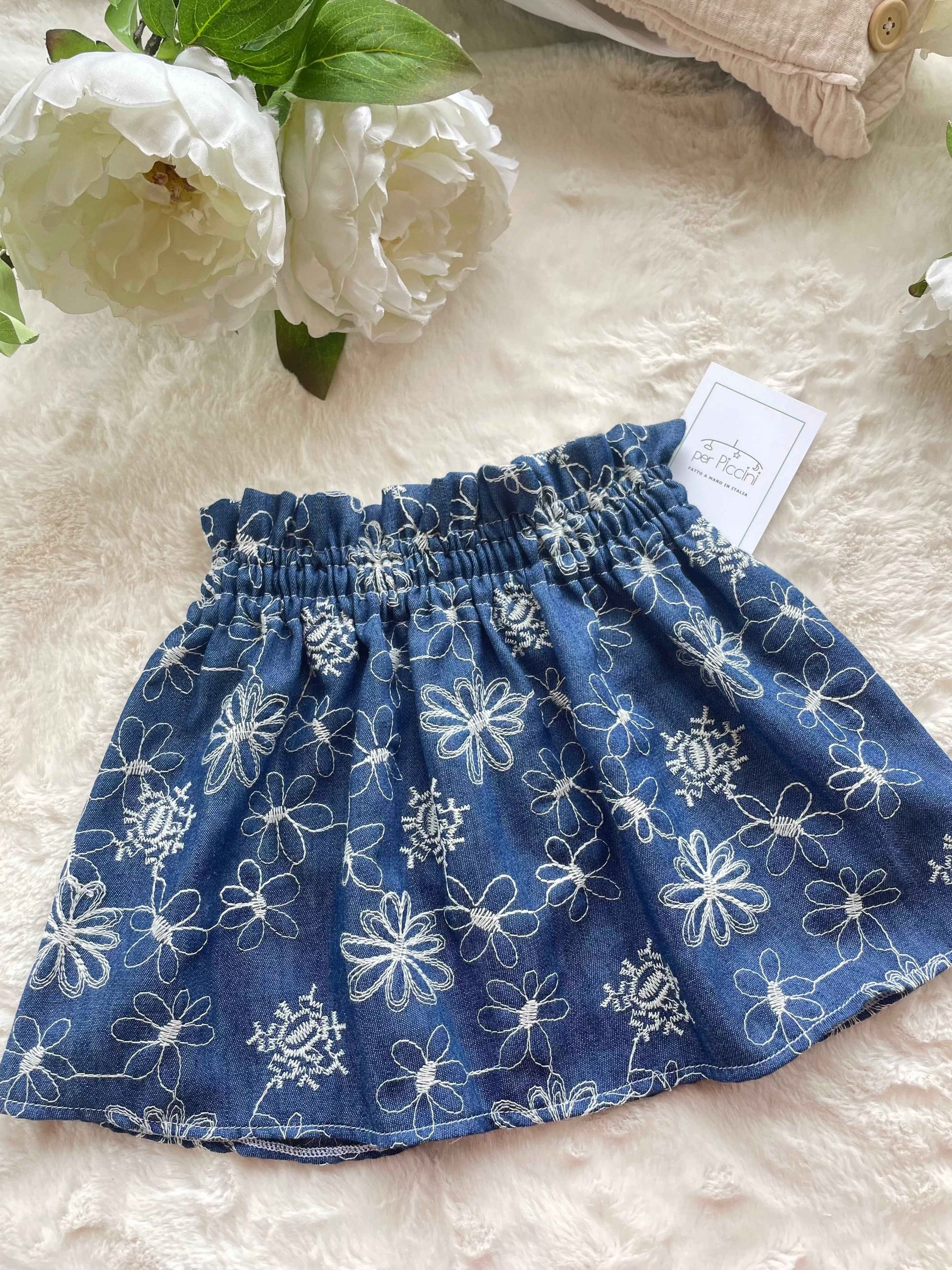 Gonnellina in denim ricamato