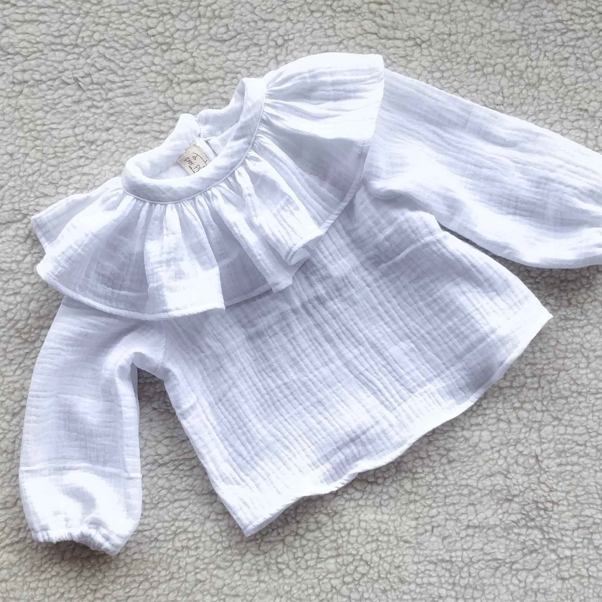 Camicia in mussola con collo a volant