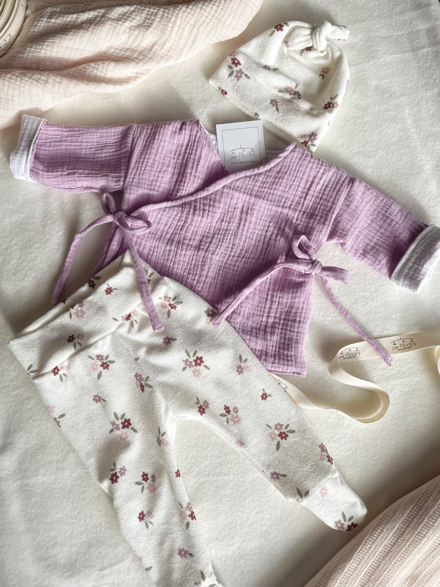 Set nascita primavera in cotone – kimono, ghettine e cappellino