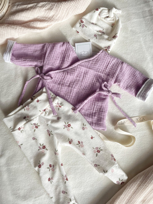 Set nascita primavera in cotone – kimono, ghettine e cappellino