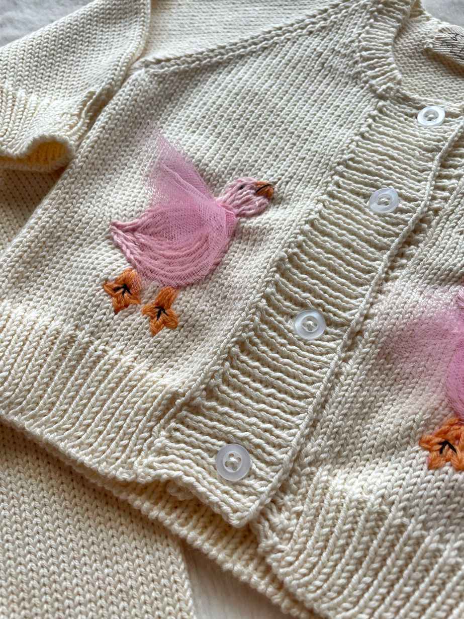 Cardigan con ochette in lana baby per bambino
