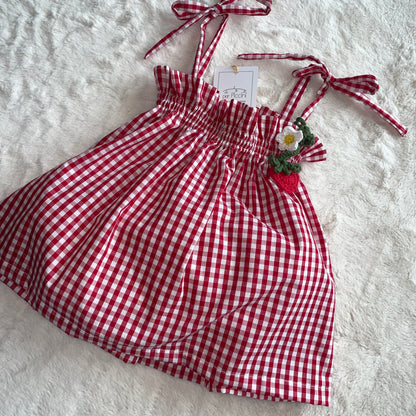 Prendisole neonata in cotone vichy con fragolina crochet – fatto a mano