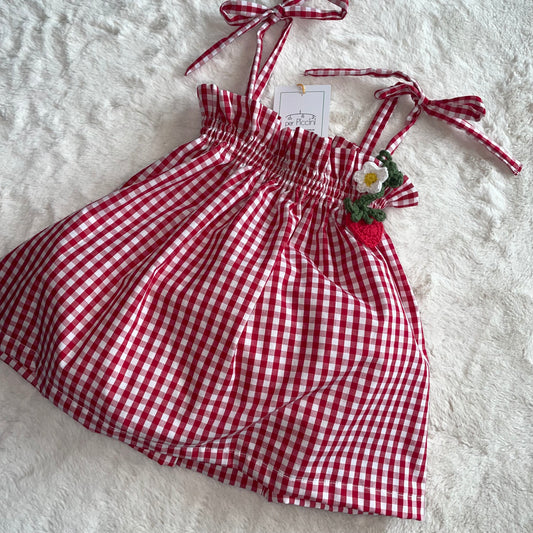 Prendisole bambina in cotone vichy con fragolina crochet – fatto a mano