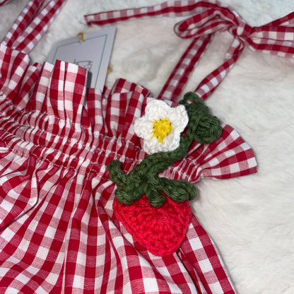 Prendisole neonata in cotone vichy con fragolina crochet – fatto a mano