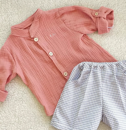 Camicia alla coreana in mussola per bambino con iniziali ricamate