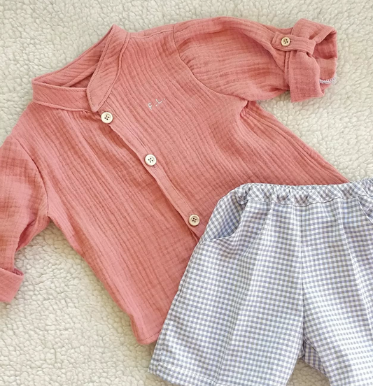 Camicia alla coreana in mussola per bambino con iniziali ricamate