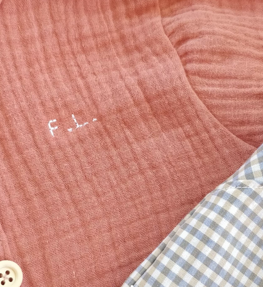 Camicia alla coreana in mussola per bambino con iniziali ricamate