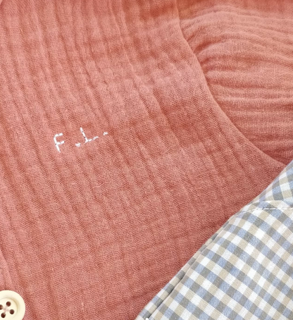 Camicia alla coreana in mussola per bambino con iniziali ricamate