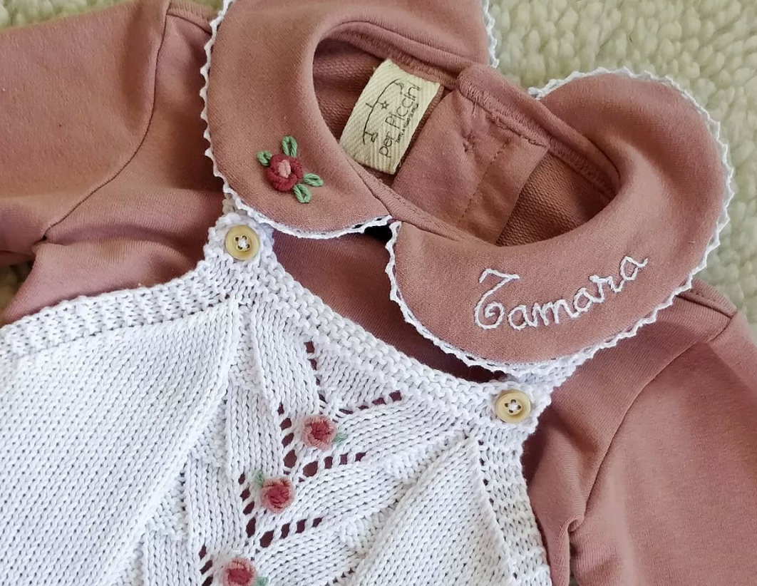 Salopette con rose in cotone